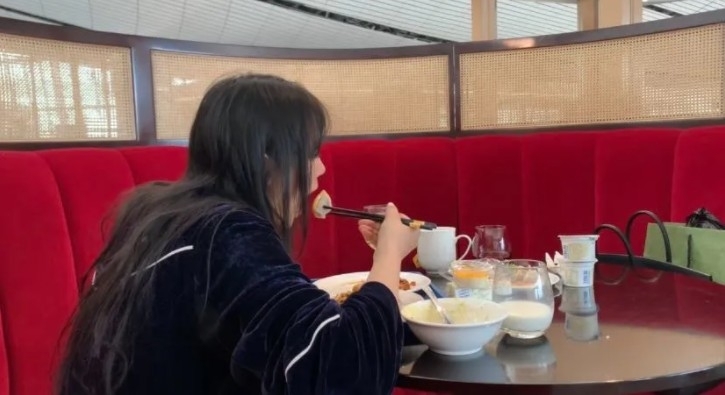 內地假名媛鄒雅琦所用的招數相當高超!為了可以到機場休息室吃霸王餐