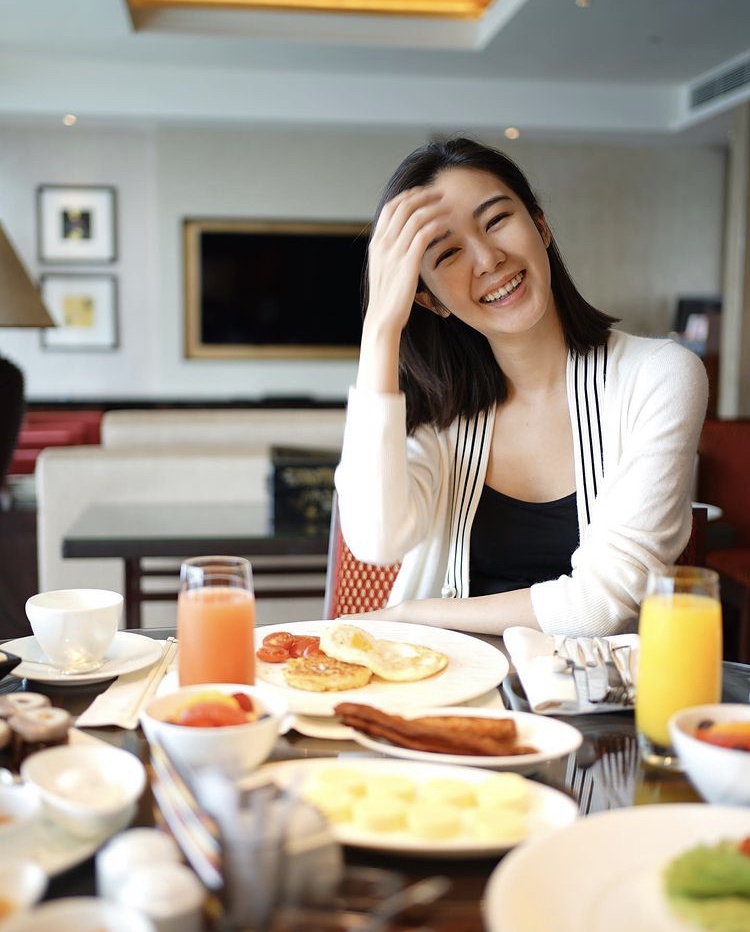 「They made me who I am today. (他們造就了今天的我。)」Lousia亦標籤「#Noregrets」和「#人生有幾多個十年」。