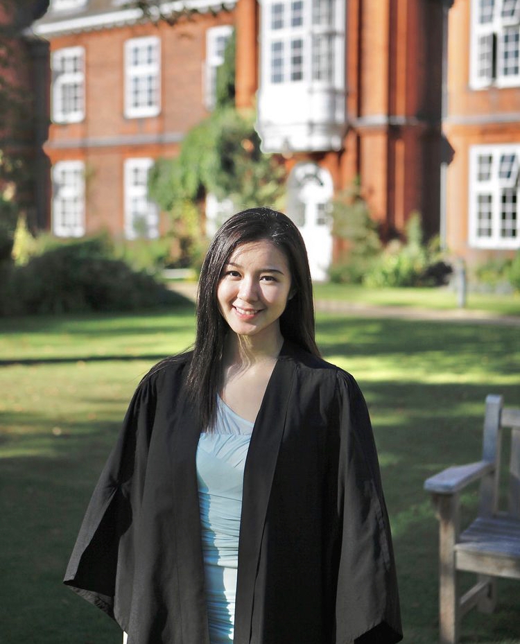 照片中的Lousia站在校園前的草地上,披上黑色袍、身穿淺藍色上衣的她明顯樣子比起現在稚氣、帶點Baby fat~