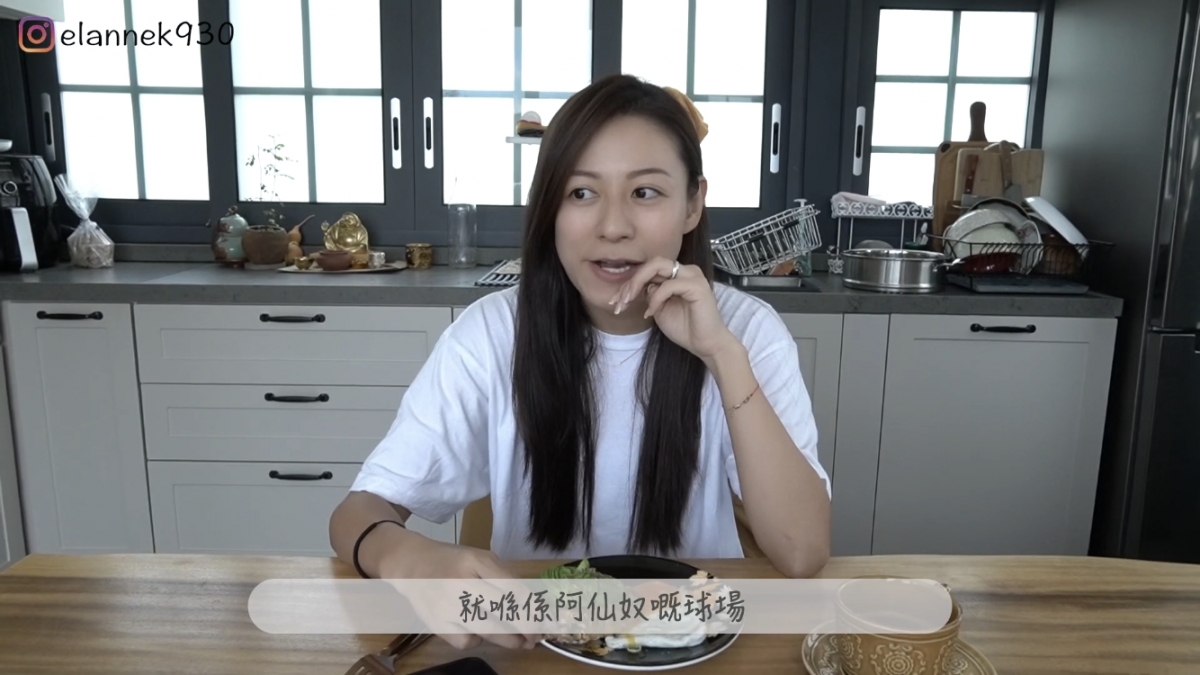 廚房內擺放了一張長形的木製飯枱,目測可容納6至8人!