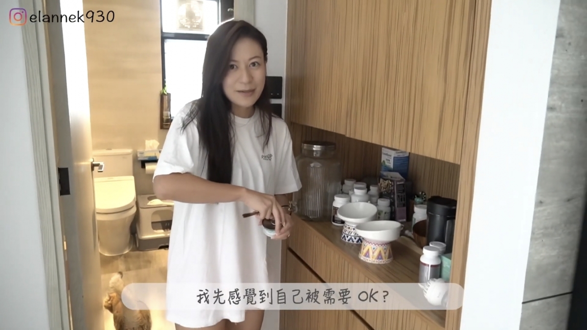 廁所門旁邊的組合櫃則放滿貓貓用品,方便準備貓貓的早午晚三餐!