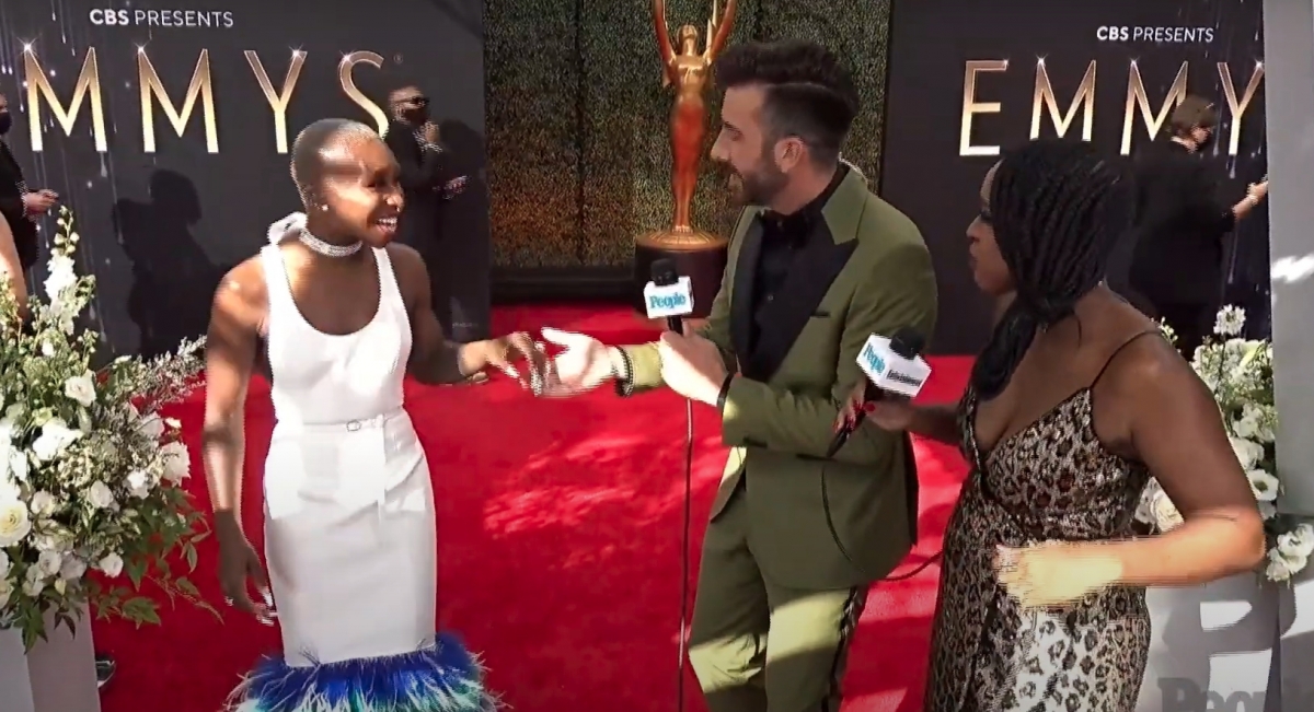 Cynthia Erivo 就穿著白色的貼身連身裙,尾擺藍綠色毛毛飄逸動感,不少人也認為這套「 孔雀裝」