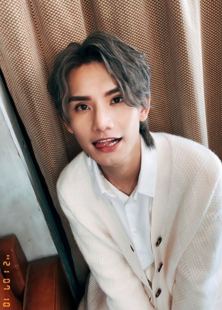 MIRROR成員李駿傑(Jeremy)今日(8/9)迎來26歲生日,早前他為了答謝粉絲(Unicorn)特地準備了一小時的直播網上音樂會