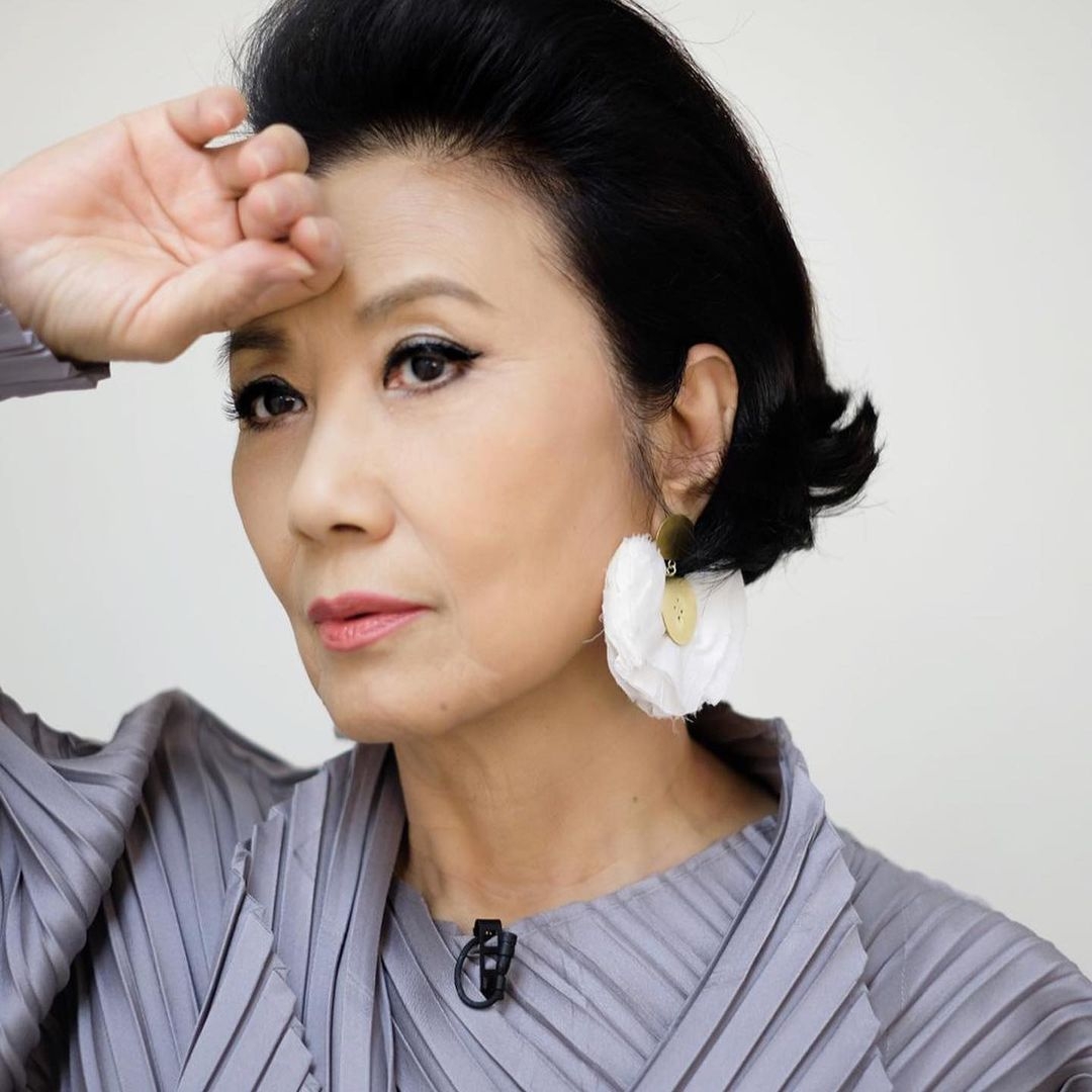 羅家英汪明荃阿姐Liza姐就甫出一張造型特別的照片,被網民笑指「蚊香look」。