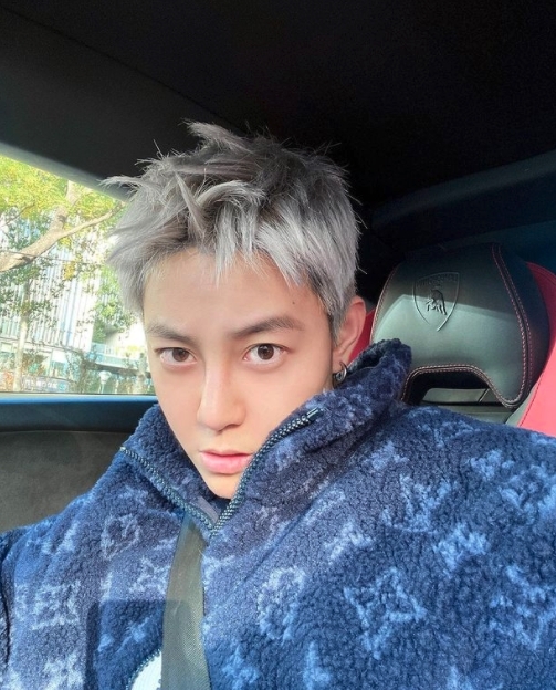 皇甫聖華不時會擺出高冷的表情,露出壞壞的歪嘴笑,是十分勾引人的嘴臉,就和陳冠希的表情一模一樣