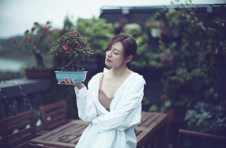 除了溫室外,寬敞的天台還放置了木枱木凳