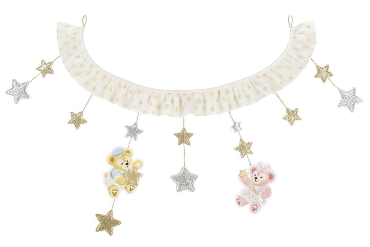 迪士尼Duffy 和 Shelliemay,浪漫的坐在雲朵上,實在十分有意境~