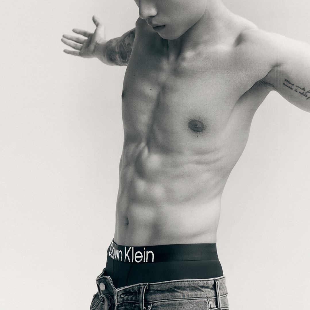 兩位 Anson 齊齊騷肌展現男性美態引起全城哄動