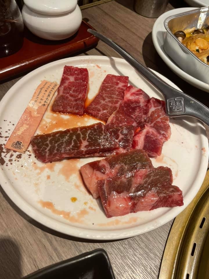 事主更圖文並茂地附上多張照片作「證據」,她先附上當晚自己第一輪牛肉的照片,並指進食時未有留意是否和牛,但後來才發現牛肉肉質很韌,絕對不是她所點的 A5 和牛質素。