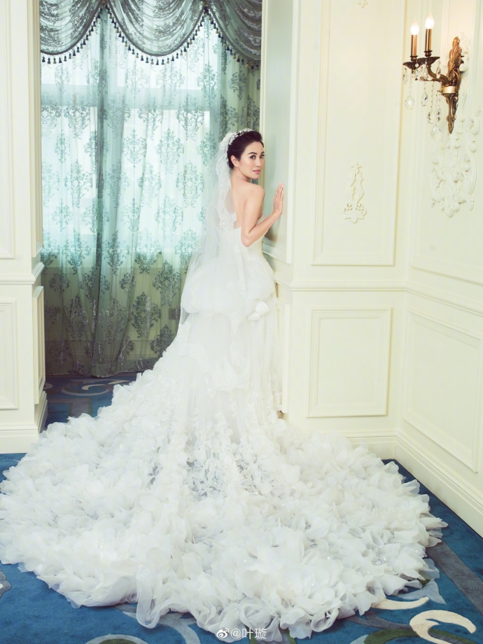 近日葉璇更發佈幸福放閃:「收到了最真摯浪漫的千字長情書