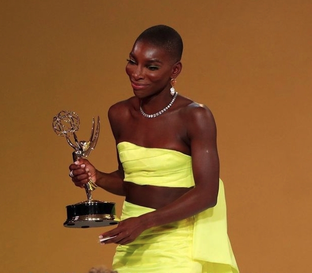 Michaela Coel 以一身螢光黃色的鏤空晚裝登場。她憑HBO劇集《I May Destroy You》成為美獎迷你劇