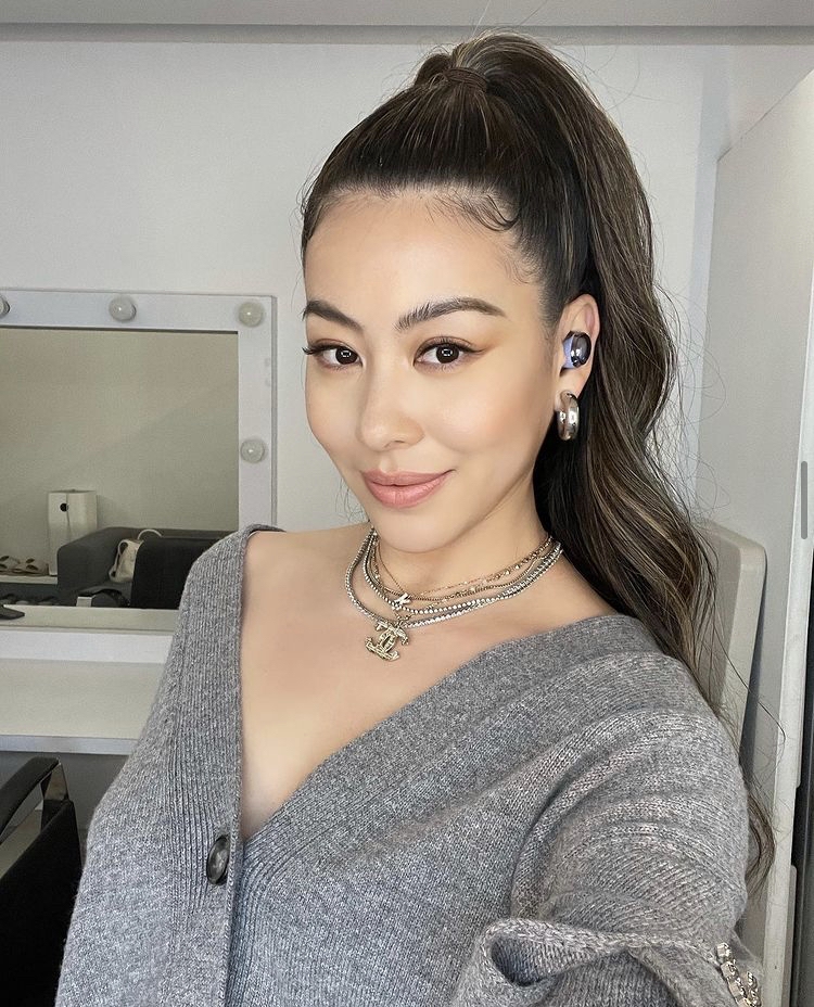 台灣女星蔡詩芸早前被媒體拍到她讓外傭坐車尾箱的相片,質疑她罔顧交通安全!