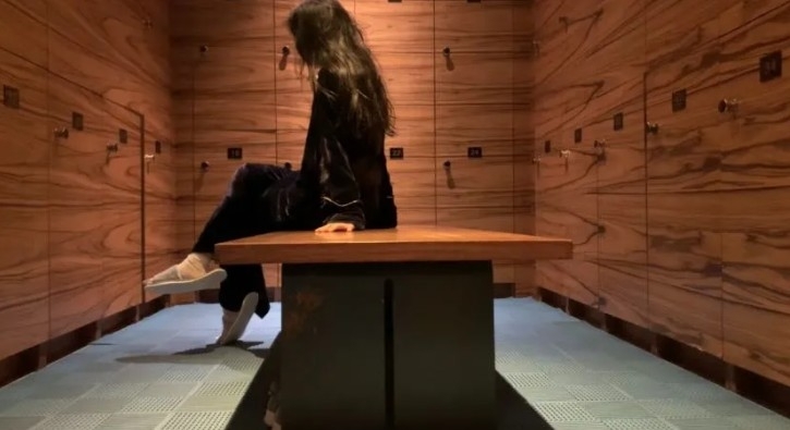 內地假名媛鄒雅琦之後來到一間五星級酒店,並且以假名及假房號到桑拿房洗澡