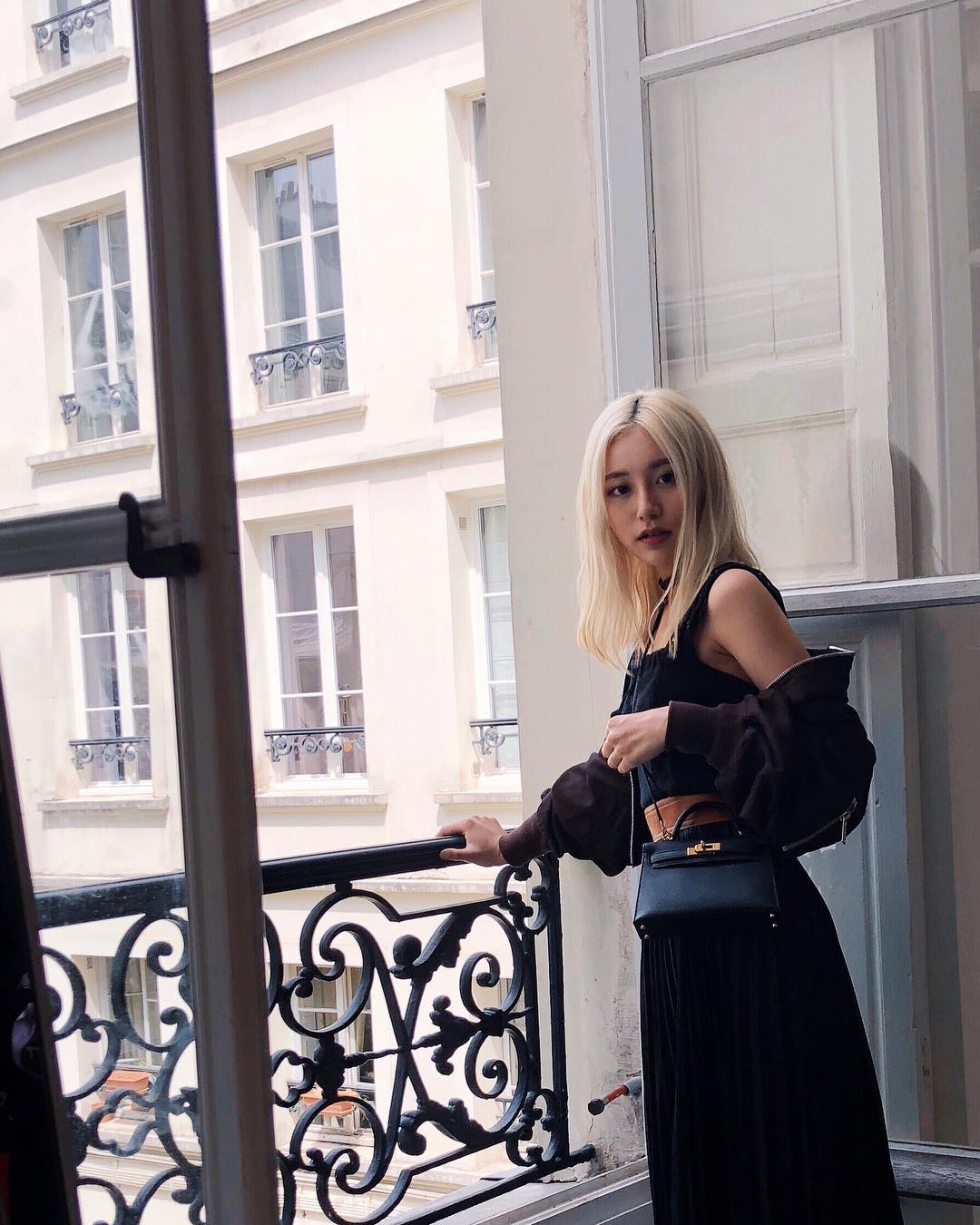 不過與媽媽 Jamie 不同的是，Calista 偏愛低調個性的街頭風，與媽媽喜歡的高調奢華公主風明顯截然不同！