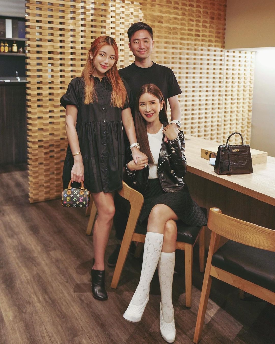 不過作為頂級富二代名媛的 Calista，卻少有地予人一種親切清秀的鄰家感覺，私下打扮亦沒有十分奢華浮誇，更長了一張可愛又清純的臉蛋，難怪被不少網民譽為「讓人有戀愛感的富二代名媛」！