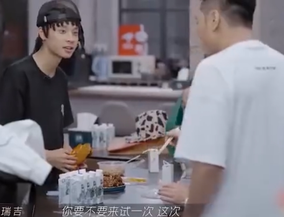 該集播出後不少網民都熱討這小插曲,3位港人的無奈大驚表情也被瘋傳。原來「兔子頭」是四川的地道美食