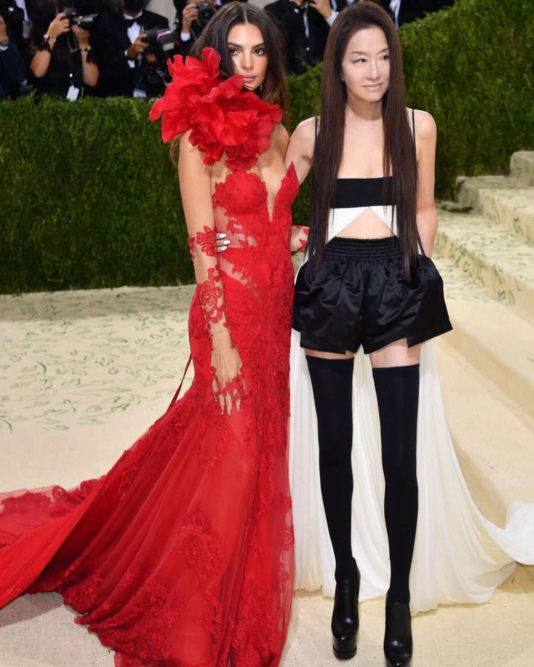 即使與身材火辣的超模 Emily Ratajkowski 站在一起,Vera Wang 的身材也絕對不輸蝕,一雙黑色過膝長襪更能突顯 Vera 的大長腿,