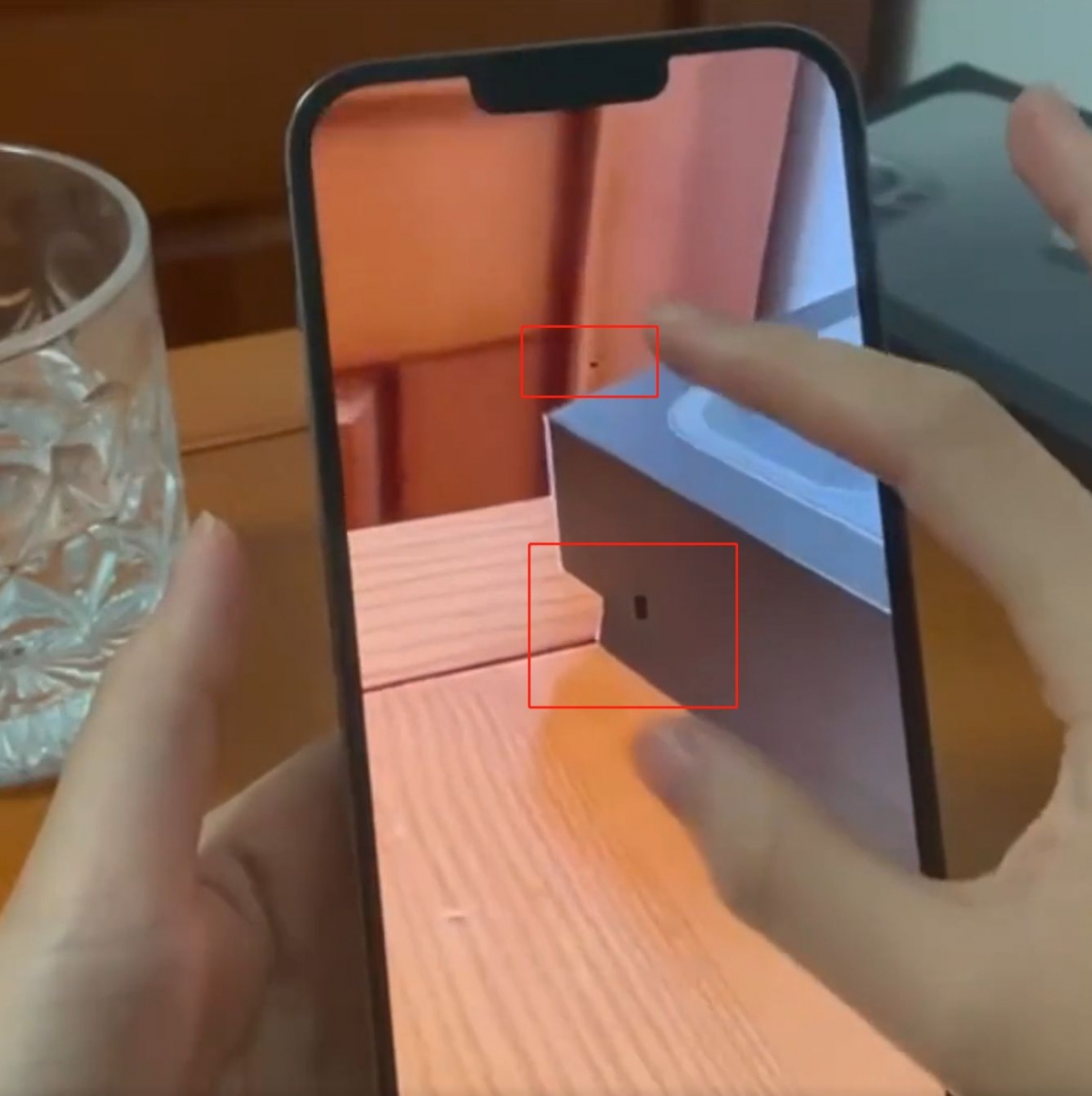 有網民發現用剛拆封的iPhone 13拍照時,照片裡會出現幾個奇怪的黑色點,放大看時感覺照片是被打上馬賽克