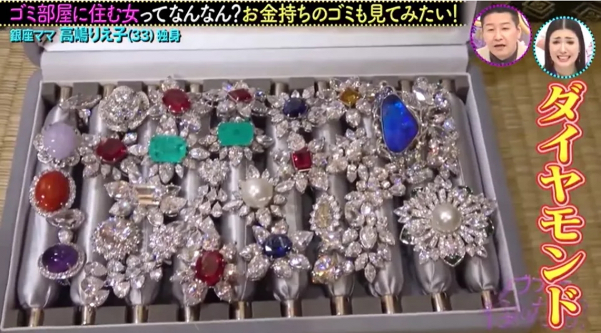 日本陪酒女富婆高嶋理惠子(高嶋りえ子)土豪生活!這雜物房內,地下全都擺滿了高級和服、配飾、珠等等