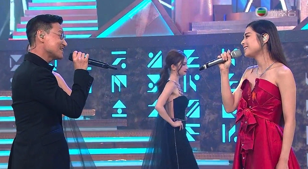 張學友在表演過程多次重現經典「蘭花手」動作，看起來很有獨特的台風。