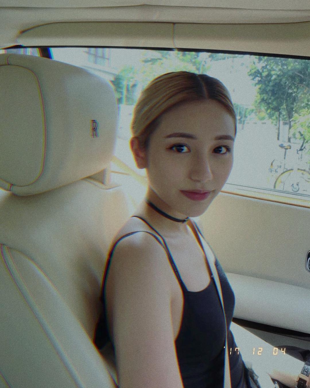 不過作為頂級富二代名媛的 Calista，卻少有地予人一種親切清秀的鄰家感覺，私下打扮亦沒有十分奢華浮誇，更長了一張可愛又清純的臉蛋