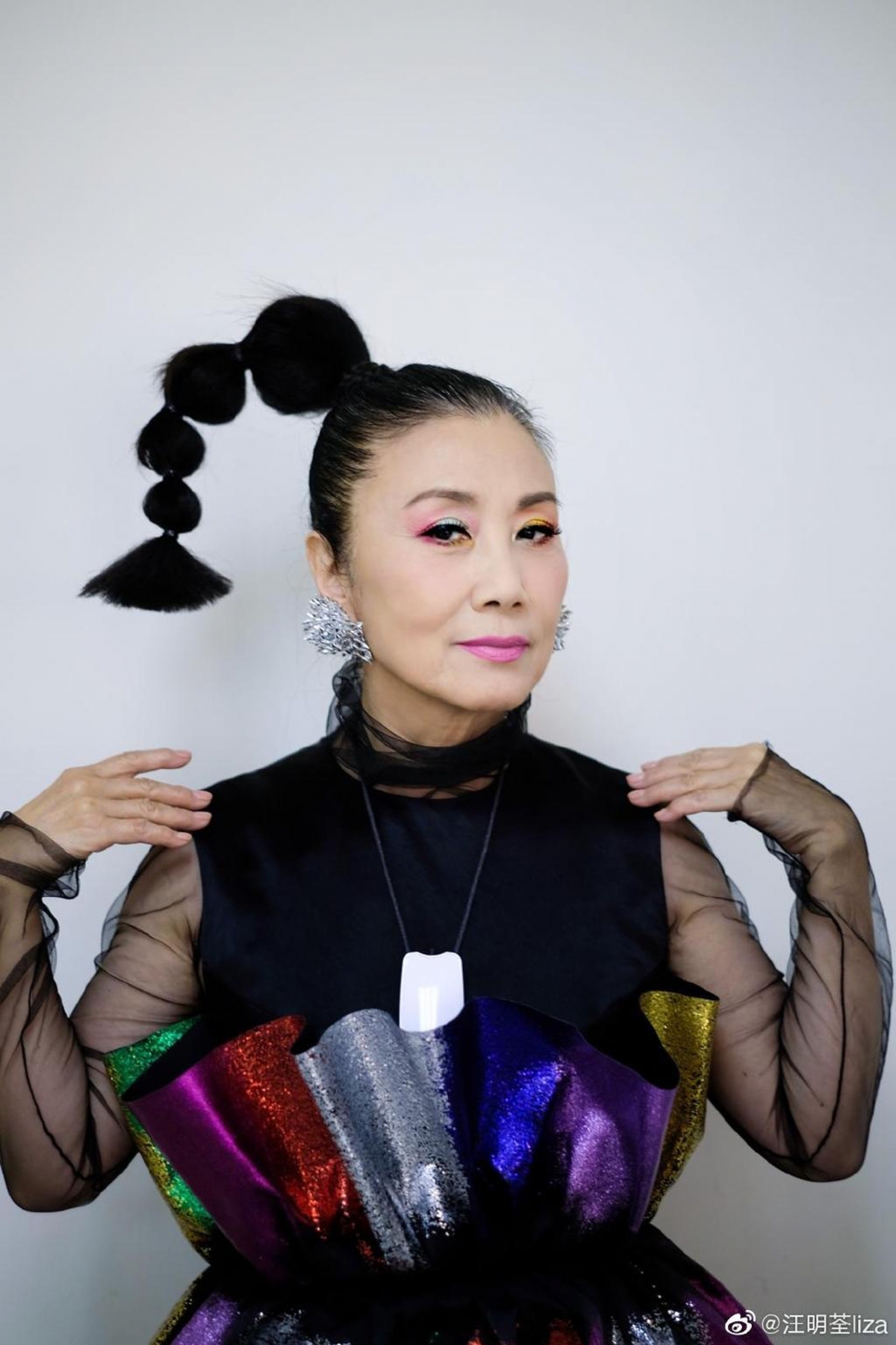 羅家英老婆汪明荃阿姐試過大玩不同的髮型,不論是馬尾、短髮、編髮等都展現出新潮感。