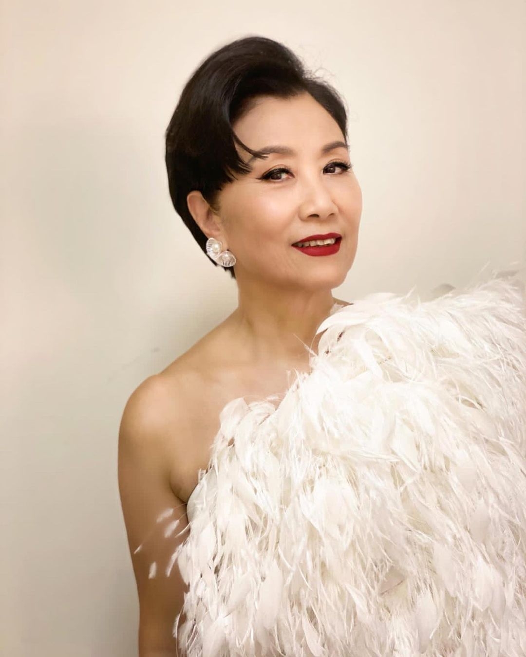 羅家英大我讚汪明荃汪阿姐平日穿搭打扮相當新潮,讓人看不出她的年齡,常以大膽的妝容及髮型示人