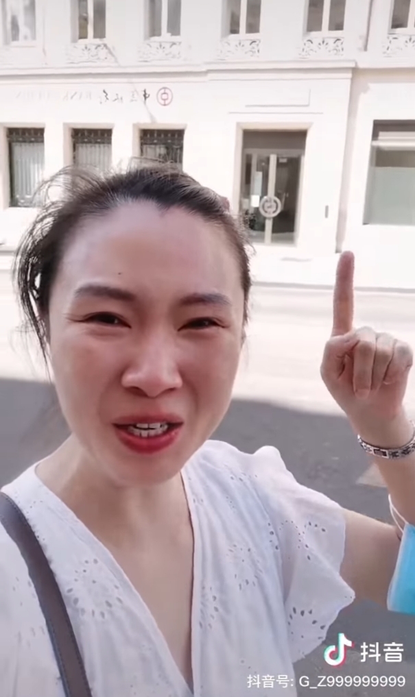 直言因為在國外生活多年,現在看到中國字都會想哭的鄭曉琳,憑住這段影片而為人熟悉