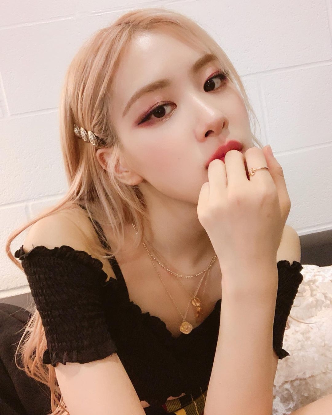 像ROSÉ的眼型就很適合直向暈染的方法~