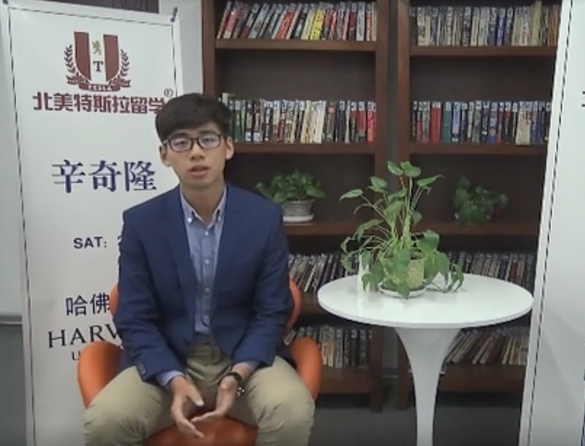辛奇隆(Thomas)比何超盈小 8 歲,能成為賭王女婿學識及家世不簡單