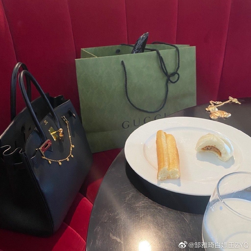 內地假名媛鄒雅琦拿著一個仿真度極高的 Hermès 手袋,看起來就是一副名媛的氣派。