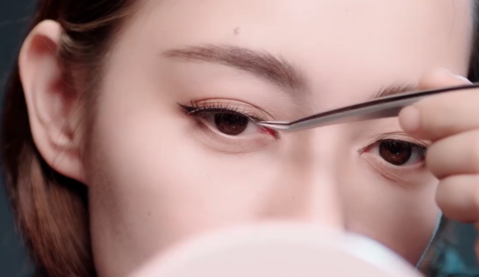 bobo最洋氣用上的化妝品有各式各樣，她會留意到模仿對象的眼型，貼上膠貼加以調整、