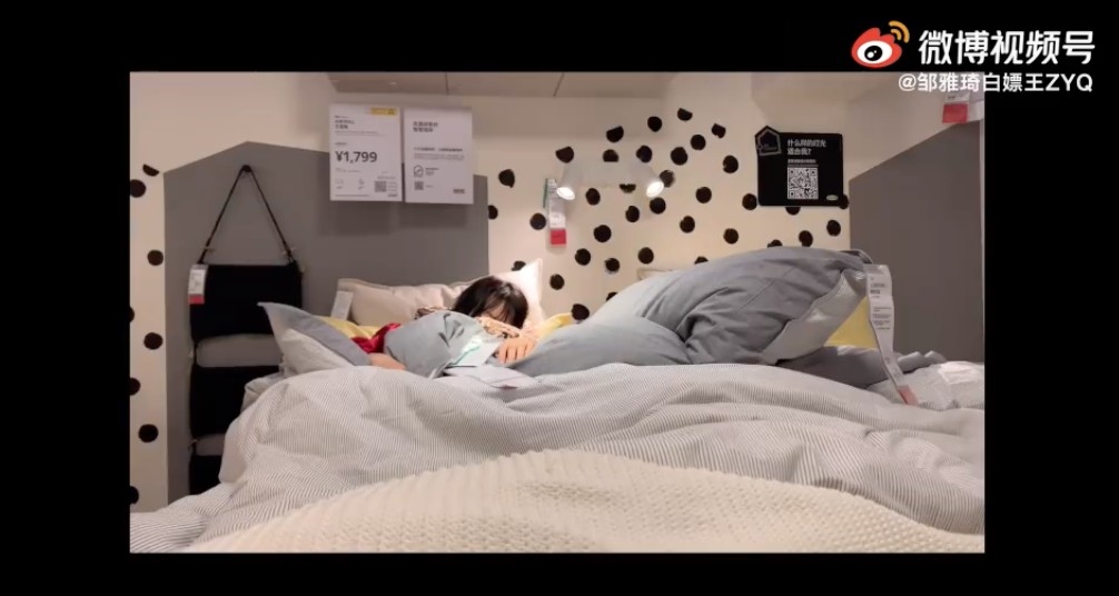 網民得知鄒雅琦做出如此低劣的行為,以「藝術行為」呃飲呃食,認為行為太可恥