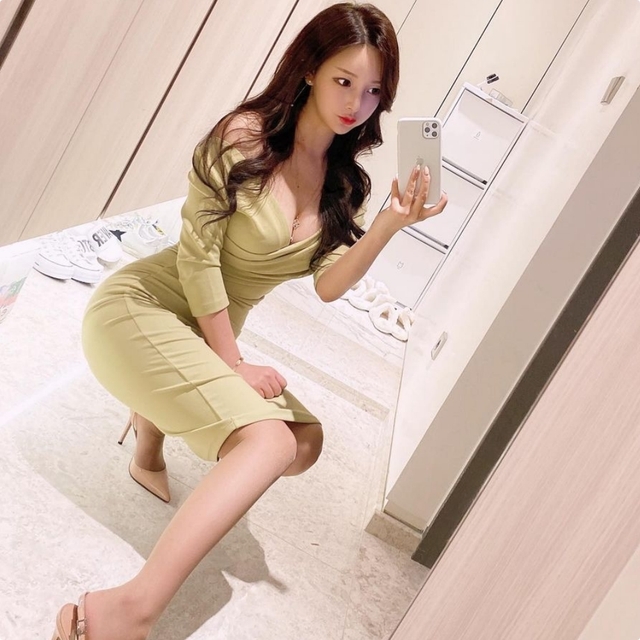 男友還說現在很多網紅美女都是這樣穿:「是男人都愛這種奶爆出來的,覺得很有面子」