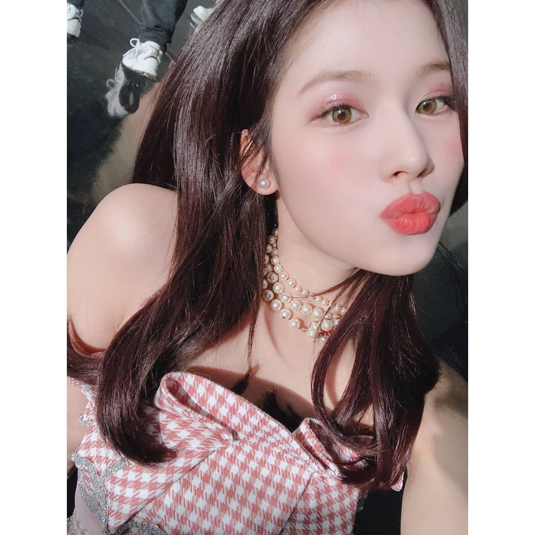 Twice的Sana擁有一雙大眼睛,就很適合用這個方法畫眼影~