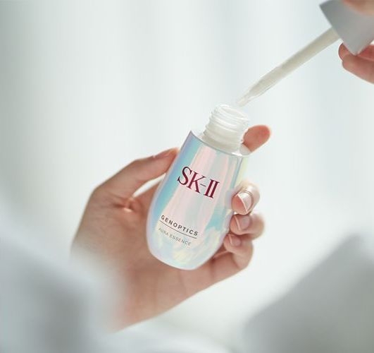 有助減少肌膚暗沉並提亮膚色，從肌源深層擊退色斑，同時調理肌膚。