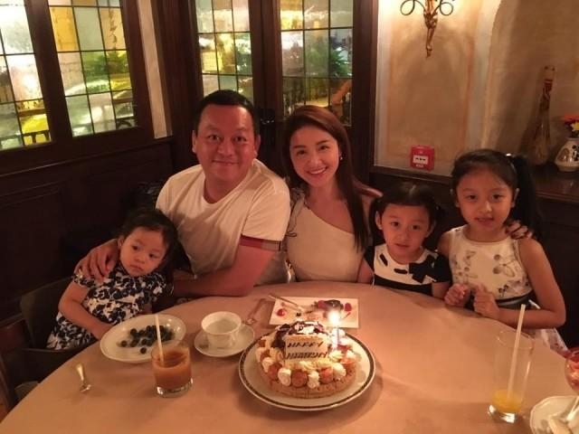 徐淑敏 Suki在 2009 年與比她年長 12 年的黃浩火速結婚,並在 2010 年至 2014 年間誕下 3 個女兒