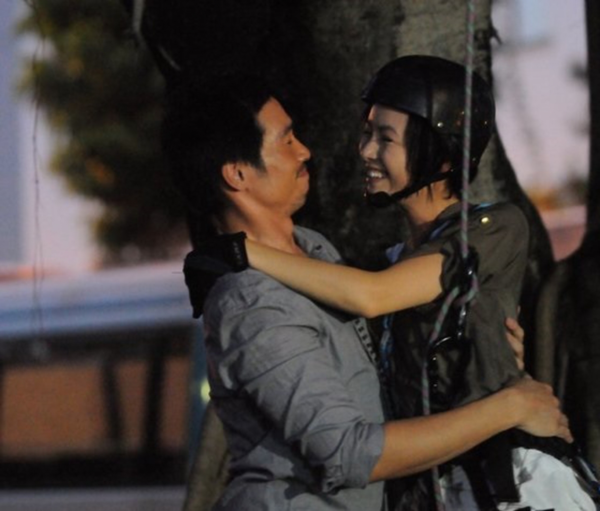 當中有疑似陳豪的舊鄰居就留言:「陳豪堅真心Nice,我曾經同他做過鄰居,佢人前人後叫早晨,