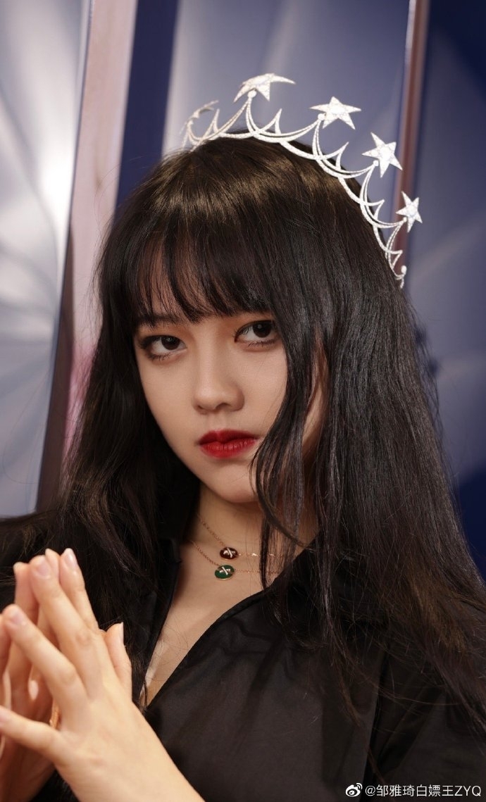 鄒雅琦在妝容方面也落足心思,為了盡顯名媛的貴氣感,當然要化了濃妝