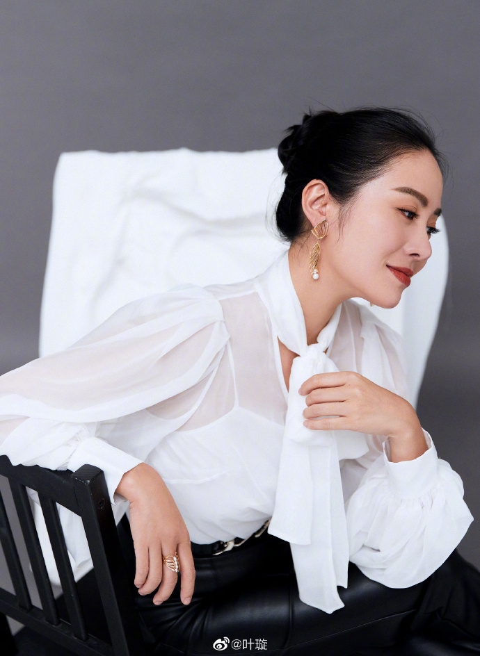 葉璇近日頻頻在微博上放閃,蜜運中的她貌似心情大好!雖然新男友的身份成疑