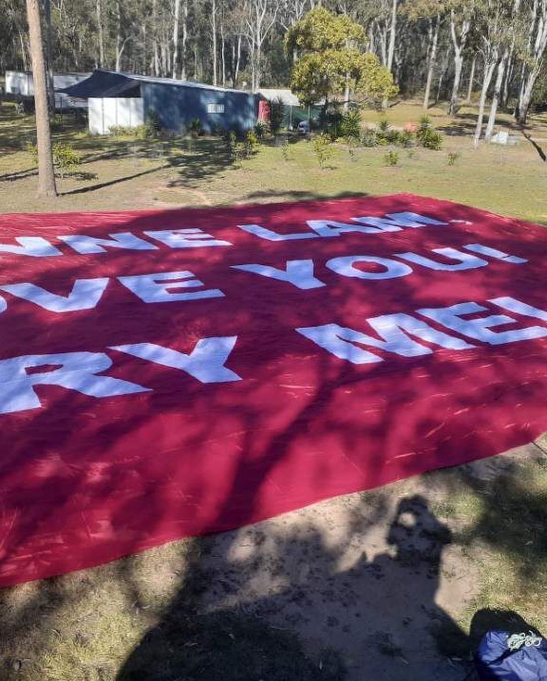 若要附加巨型橫額和升級99枝玫瑰花的話，則要另加港幣28萬元