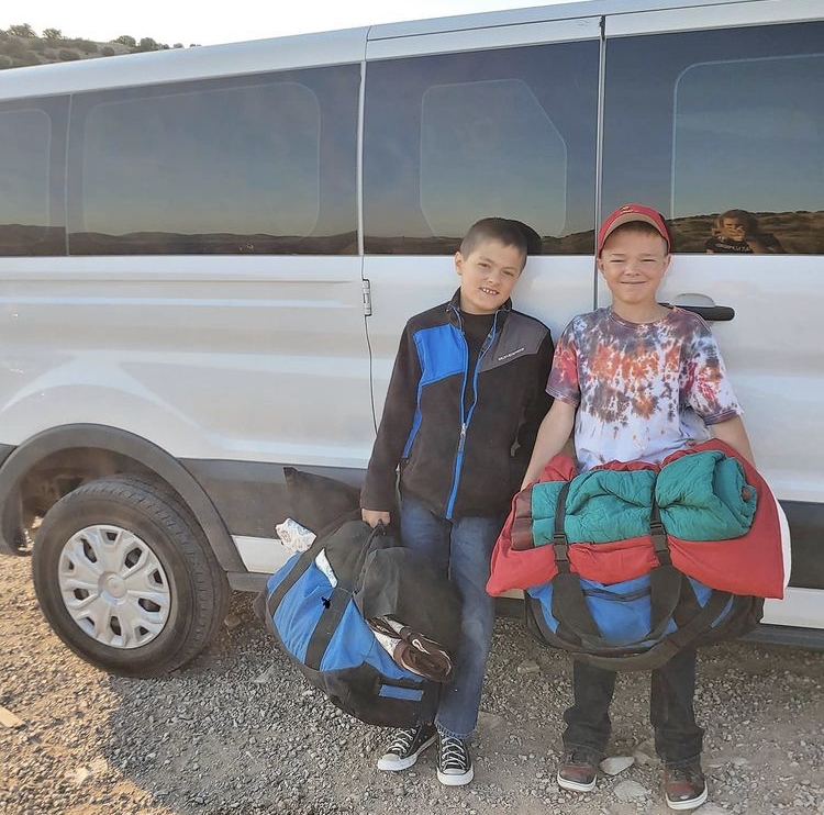 一家13口出門自然不容易，一般家庭會選擇普通5人車甚或7人車，但Courtney一家卻要以15座的小巴代步！