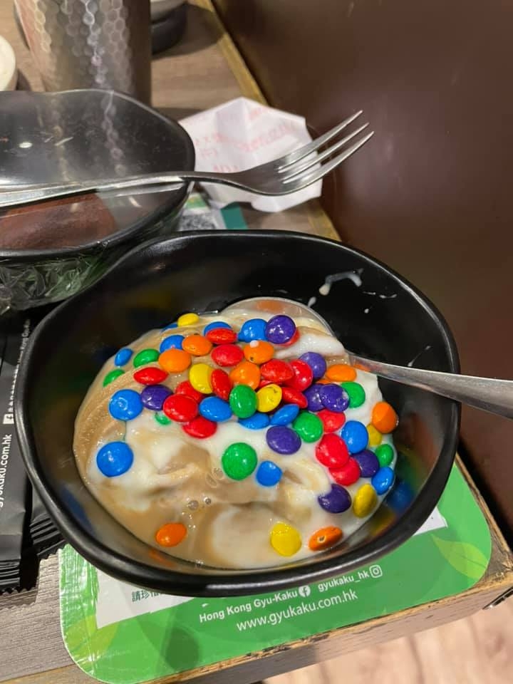 她指店員起初指雪糕機沒有問題,後來才跟她澄清原來是雪糕機的製冷功能被關掉。事主表示相當憤怒,更指「雪糕溶到咁食落肚真係可大可小!」