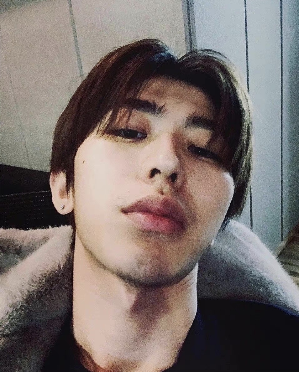 蔡徐坤留了鬍鬚讓人覺得多了男人味。