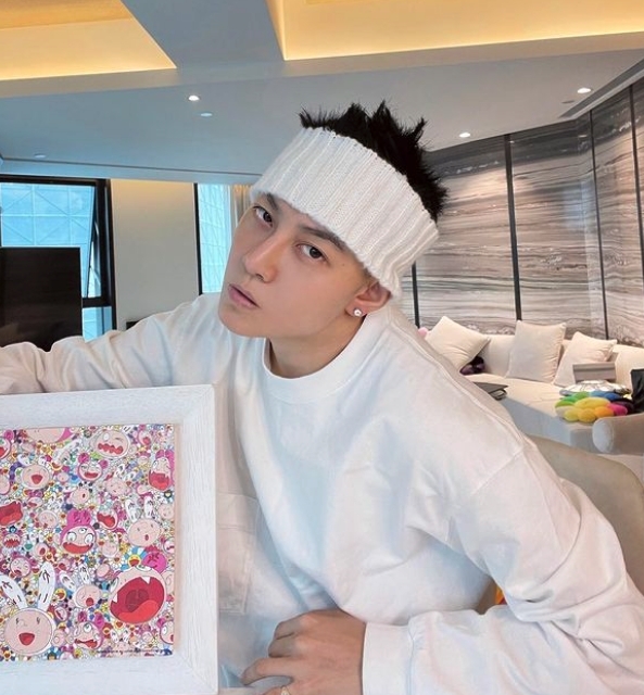 皇甫聖華穿著名牌精品,平日到五星級酒店和遊艇出遊,令網民紛紛猜測她的身家顯赫!