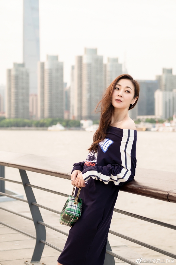 萬綺雯50歲還如此漂亮,認為她將迎來人生第二個巔峰,認為撇TVB北上是好的選擇!