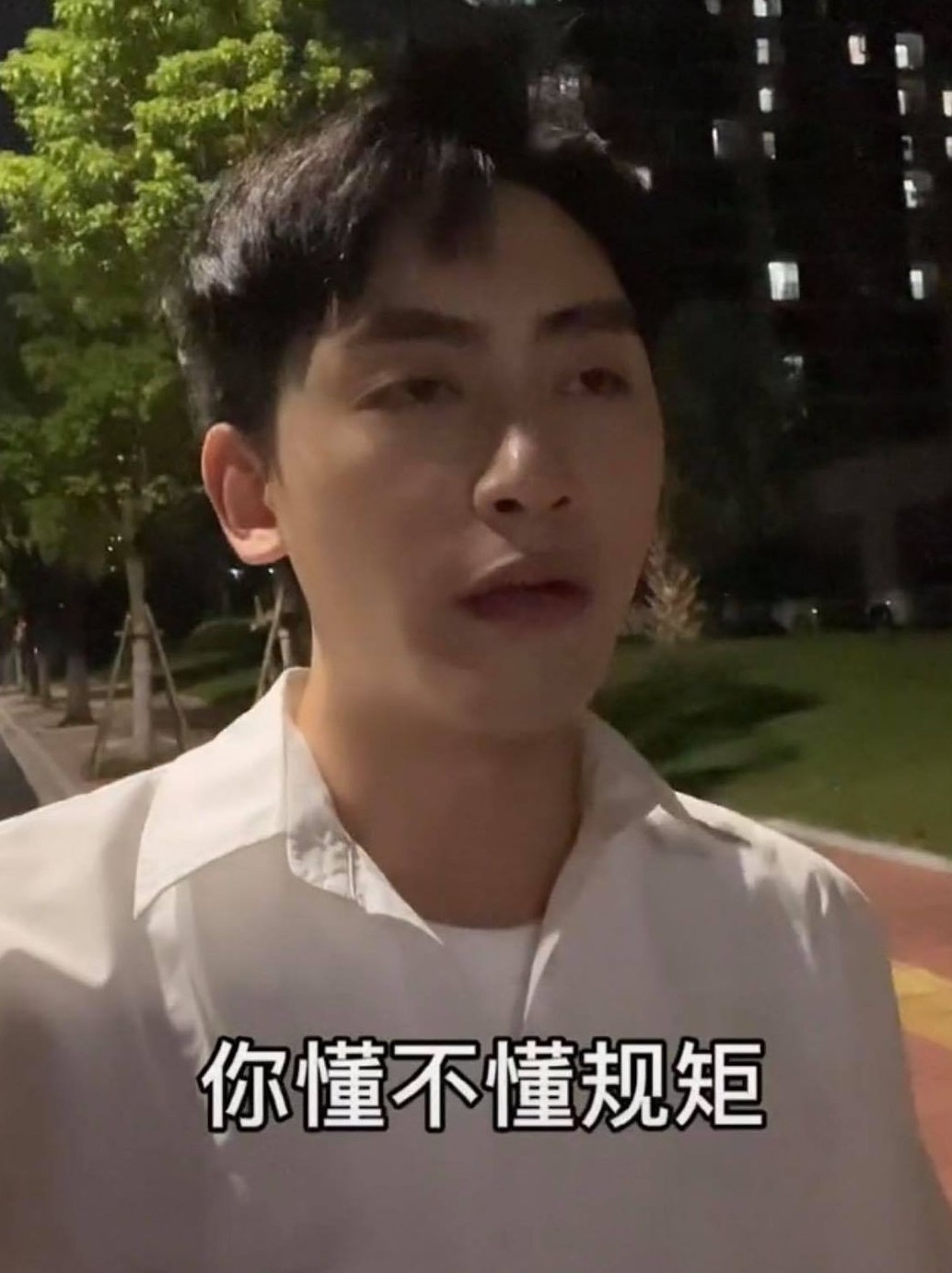 不過近日就有內地直播主爆料,指一位香港女星不但在直播中途耍大牌叫停走人,而且回化妝間後更大鬧他「唔識規矩」,背後原因疑因為在直播中稱她為「不老女神」而引起她的不滿?