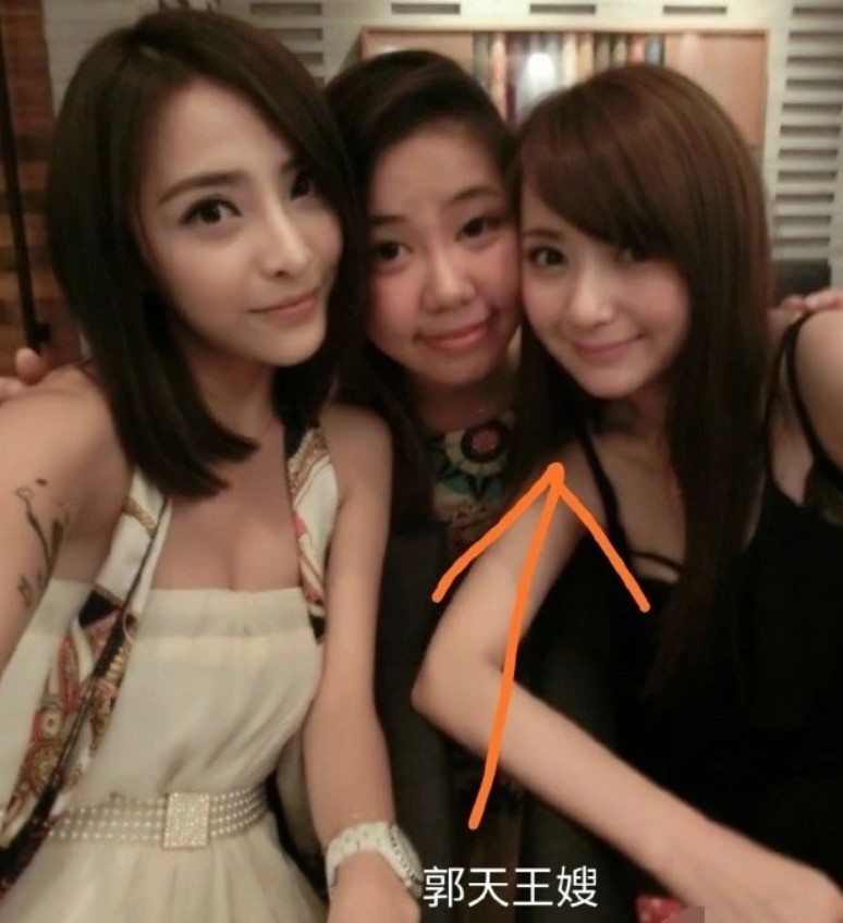 恰好去年台灣男星潘瑋柏閃婚，其空姐老婆 Luna 就被爆出不少黑歷史，當中更涉及一張方媛、 Luna 以及疑似被指是天王嫂訓練營星級導師 Amy 姐合照，不禁引發大家聯想。