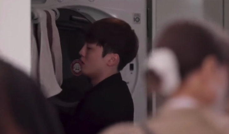 熬夜為她摺毛巾、更為她買零食和準備浪漫的約會