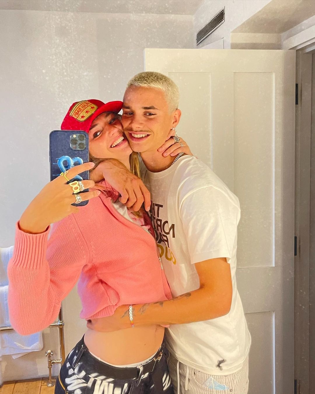 碧咸二仔 Romeo Beckham 甫出一張攬住女友 Mia Regan 的腰並對鏡自拍疑懷孕